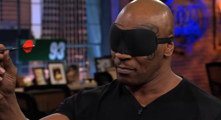 Mike Tyson pályát tévesztett: darts játékosnak kellett volna mennie