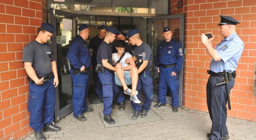 Átmeneti védelmet kapnak a devizahitelesek – életbe lépett az új törvény