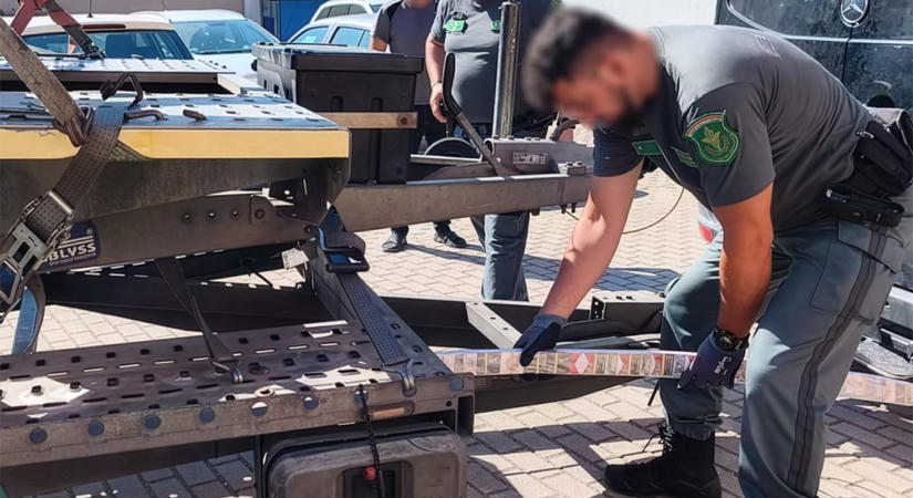 Rejtett cigarettaszállítmányra bukkantak a NAV pénzügyőrei egy tréler fémvázában