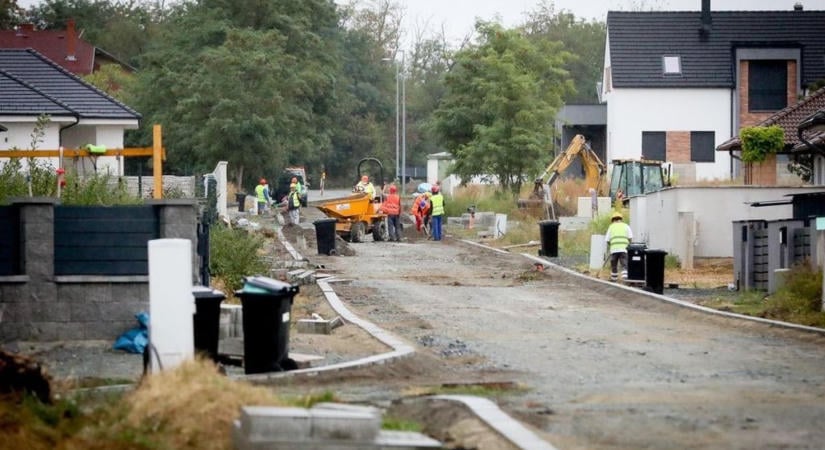 Leállhat a munka? A kormányhivatal soron kívül vizsgálja a szombathelyi azbeszt-kárenyhítést a Greenpeace bejelentése miatt