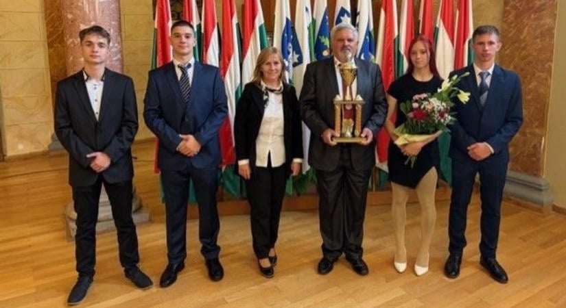 Elismerést kapott egy megyei polgári védelmi szakember és egy önkéntes tűzoltó-egyesület