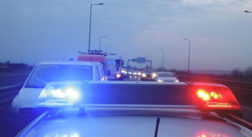 Hatalmas baleset Szabolcsban: kamion és autó ütközött, mentő a helyszínen!