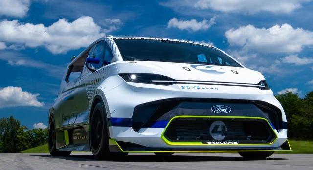 Két másodperc alatt gyorsul százra a Ford Transit SuperVan