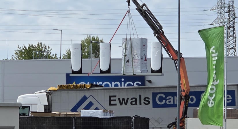 Megérkeztek a Tesla töltői Veszprémbe