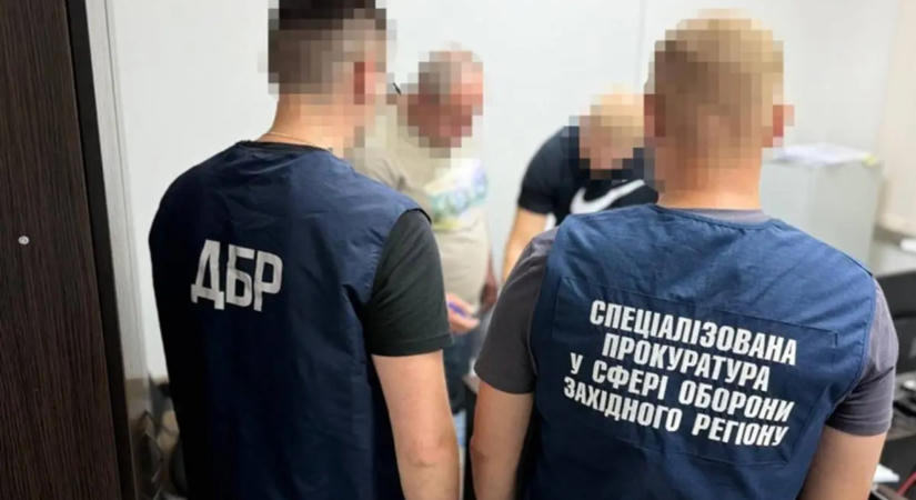 Ittas toborzótiszt brutálisan bántalmazta egyik beosztottját, műtétre szorult a sérült