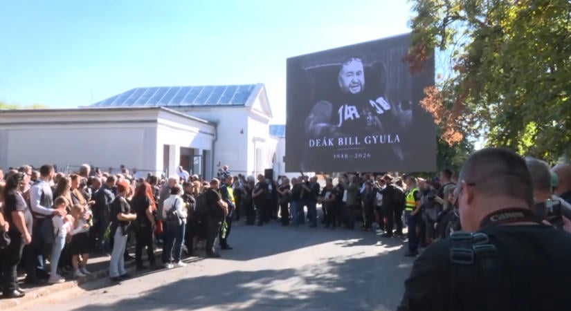 „A mi Billünk, a mi kapitányunk” – motoros felvonulással és kedvenc dalaival búcsúztak Deák Bill Gyulától