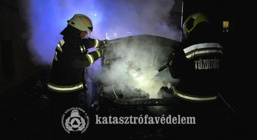 Kigyulladt egy gépkocsi motortere egy felsőrajki udvarban