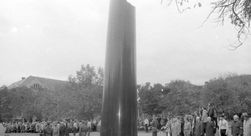 Harminc éve avatták fel Pécs 1956-os emlékművét – a 48-as tér történelmi pillanata (GALÉRIA)