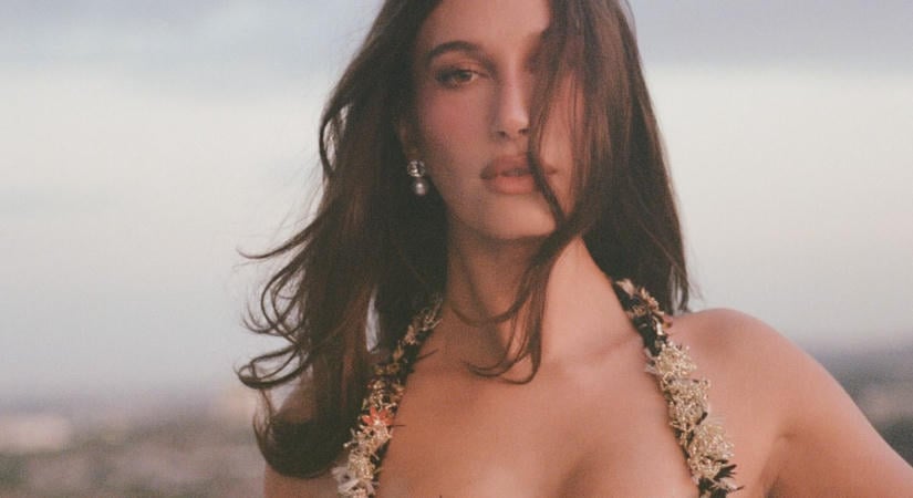 Íme az apró szépségrészlet, ami gótikus csavart adott Hailey Bieber rágógumirózsaszín ruhájának