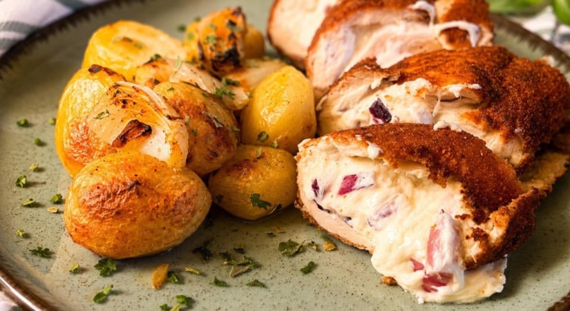 Sajtkrémmel és lila hagymával töltött rántott csirkemellrecept: kívül ropogós, belül krémes