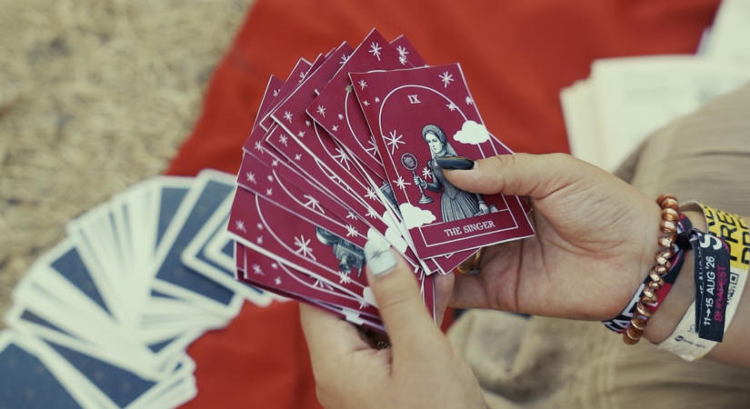 Tarot jóslás: néhány szerencsés fesztiválozó megtudhatta, mit tartogat számukra a jövő!-videó