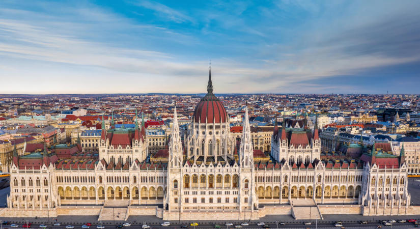 A nap képe: kulturális ikonnal fotózkodott a parlament erkélyén Magyar Péter