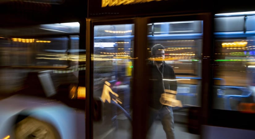 Életveszélyes sérültje is van az Astorián történt buszbalesetnek