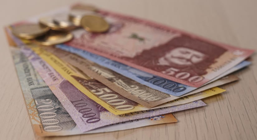 Egyre rosszabb: megbillent a forint