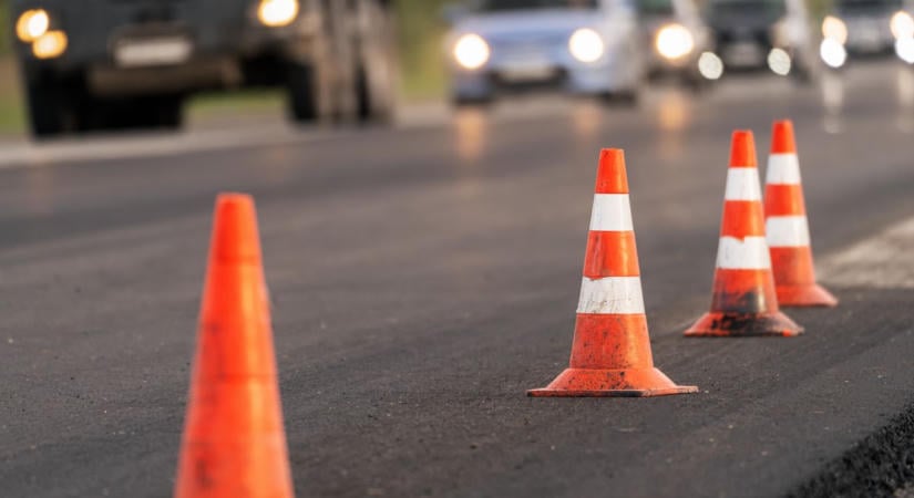 Újabb forgalomkorlátozás a Jászkunságban – két hídnál is megállítják az autósokat