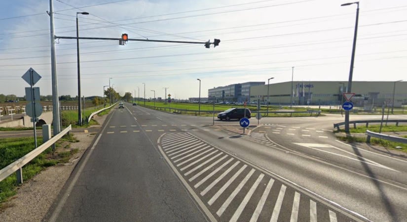 Autók ütköztek a 47-esen, Debrecenben