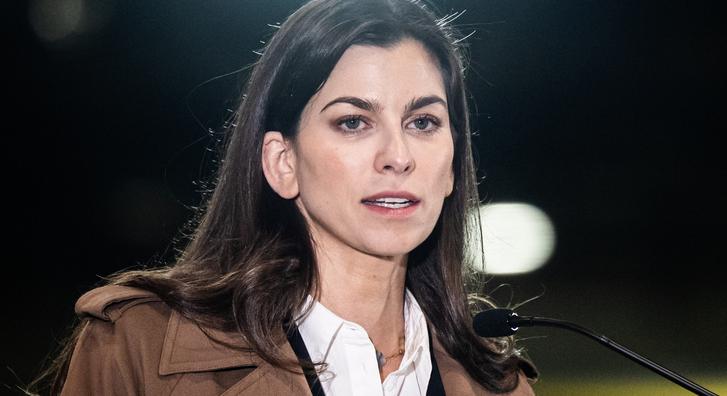 Kiderült, mennyibe kerül Szentkirályi Alexandra parlamentben viselt ruhája