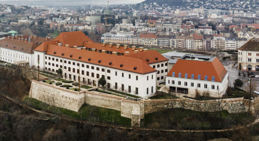 Takarékoskodni kell az árammal, hétfőig leállítják a díszkivilágítást a budai Várban