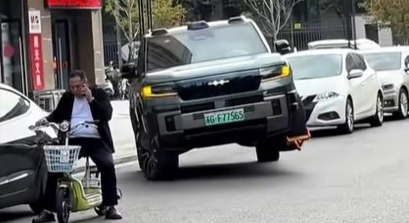 Döbbenetes képsorok a Szegeden is gyárat építő BYD luxuscirkálójáról: felhúzza kerekeit a Bao 8, ha kerékbilincset kap a tulaj – simán meg lehet lógni a SUV-al