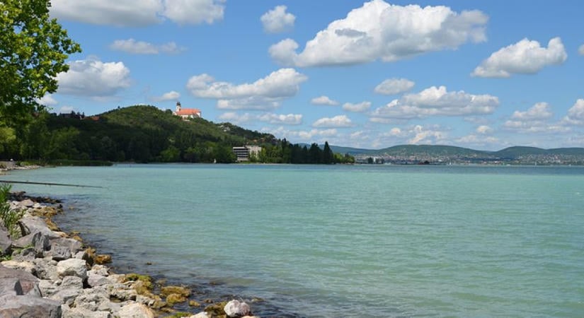 Több mint száz éve tart a Balaton-part beépítése – most az utolsó szabad területek kerültek sorra