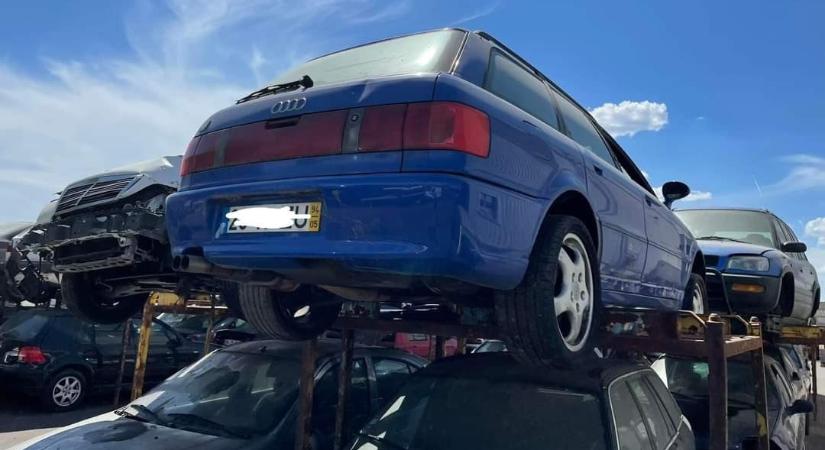 Szomorú látvány a bontóban rohadó Audi RS2 Avant