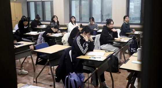 Másfél perc miatt perlik a kormányukat a dél-koreai diákok