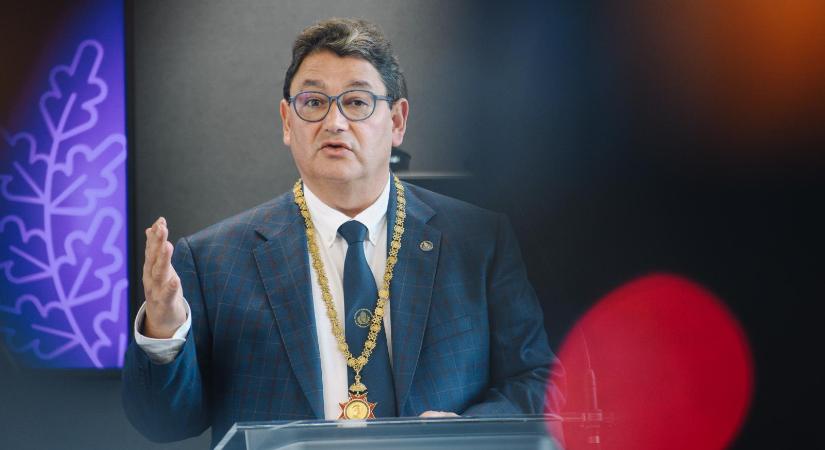 Merkely Béla tulajdonos volt a fia egyik cégében, amely százmilliós tételben nyert közpénzt a Semmelweis Egyetemmel közösen