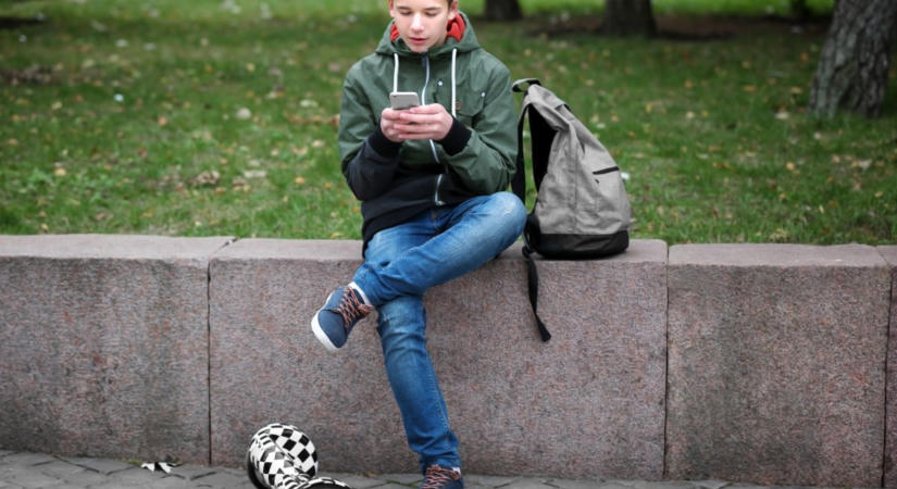 A megkérdezett magyar szülők közel kétharmada szerint gyermekük tájékozottabb az online biztonság terén