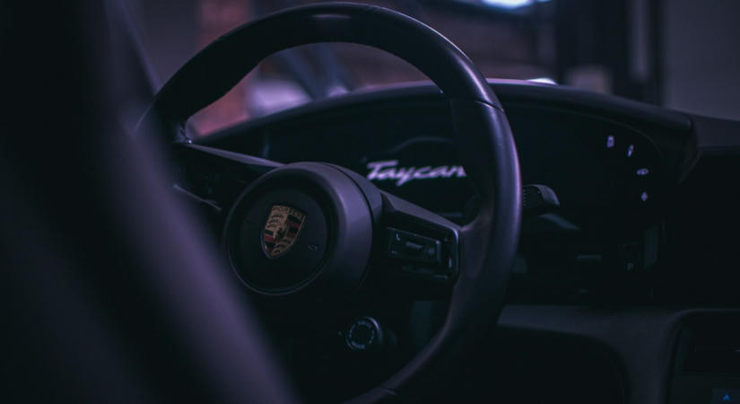 Villamosnak képzelte magát a Porsche, az alagútba is lement – videó