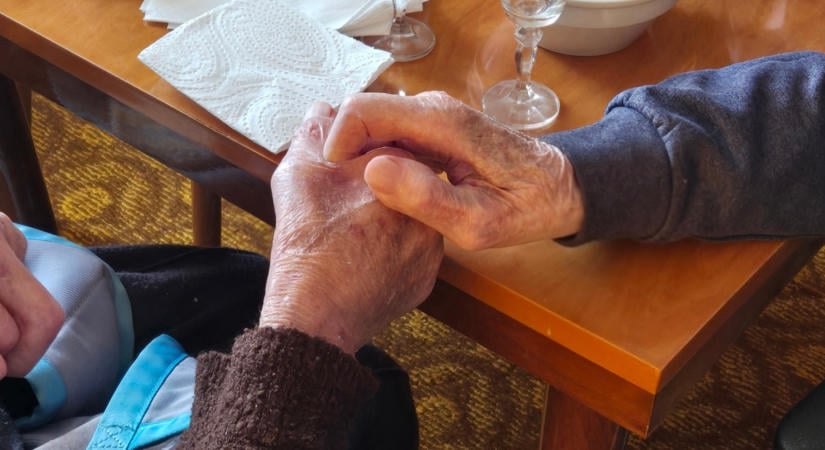 Ők tudják mi a hosszú élet titka: a 104 éves Sanyi bácsi köszöntötte 100 éves unokatestvérét