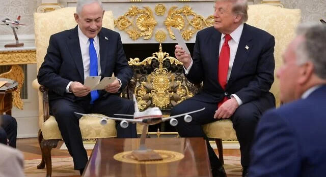 Izraeli infók nyomán Trumpot szabályosan kicsempészték az Air Force One fedélzetéről