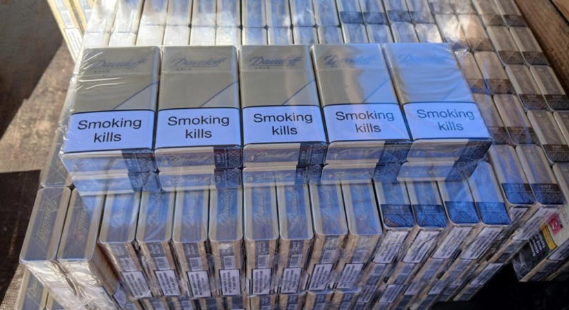 Lebukott a cigarettacsempész: a kisbusz oldalfala mögött próbálták elrejteni a dohányárut