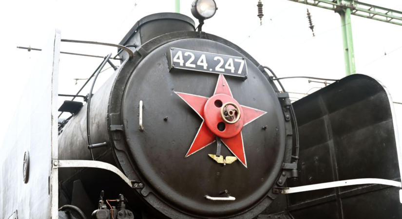 Fotókon a Szolnokra bedübörgő legendás gőzmozdony – videó