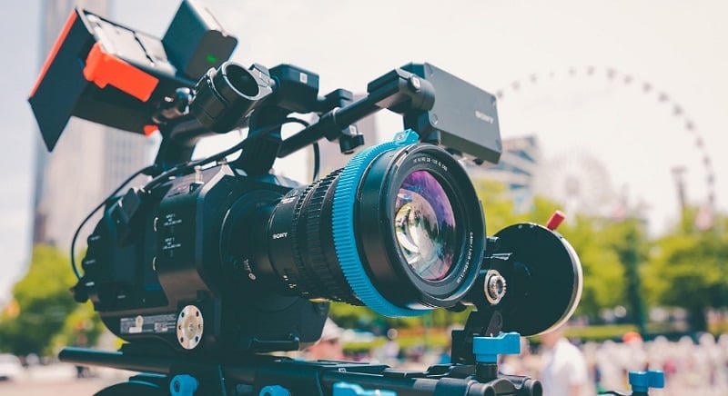 Riasztó helyzet a tévéiparban: sorra dőlhetnek be a produkciós cégek már egy kis csúszás miatt Angliában