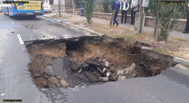 Beszakadt az út egy busz alatt, gigakráter tátong Budapesten