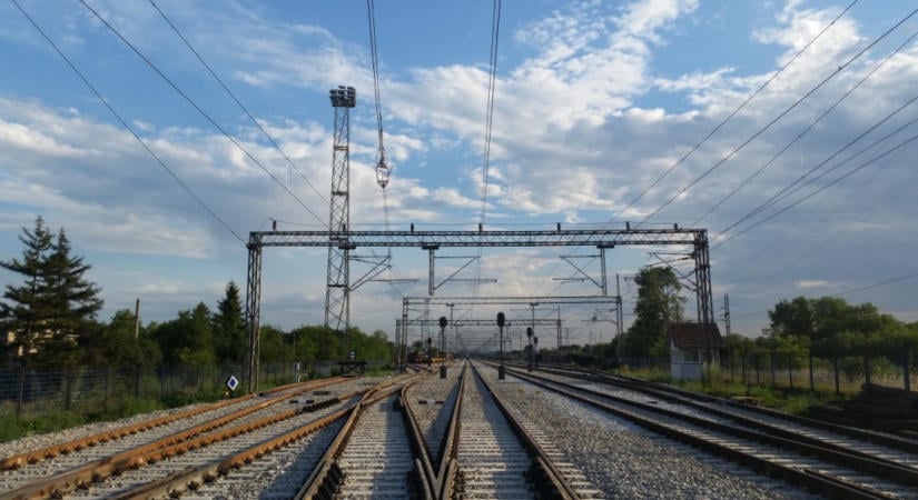 Elloptak 80 méternyi felsővezetéket, a vonatok csak a jobb vágányon közlekednek