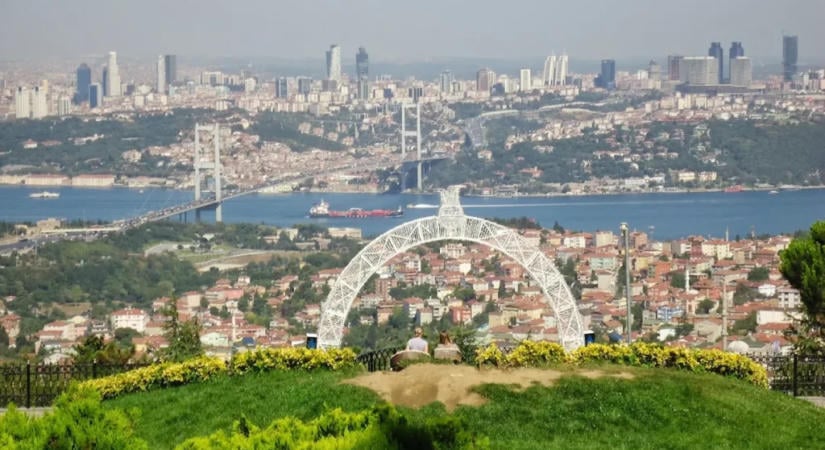 Összeomlott egy hétemeletes épület Isztambulban: többen a romok alatt rekedtek