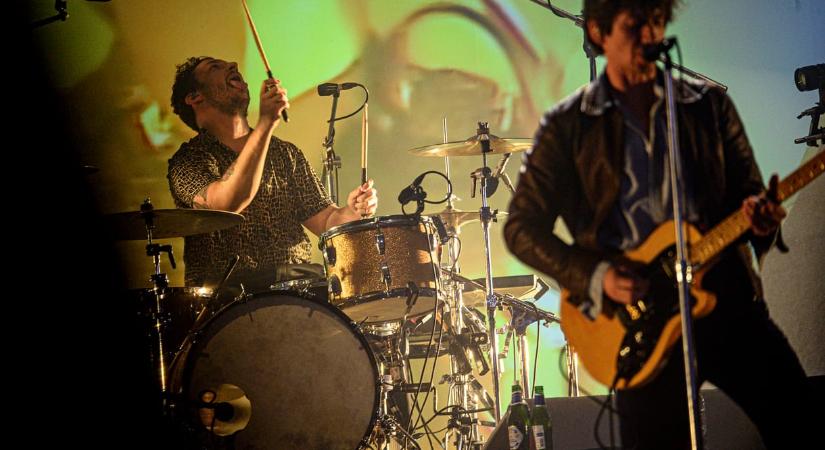 Jótékony célból új dallal jelentkezett az Arctic Monkeys