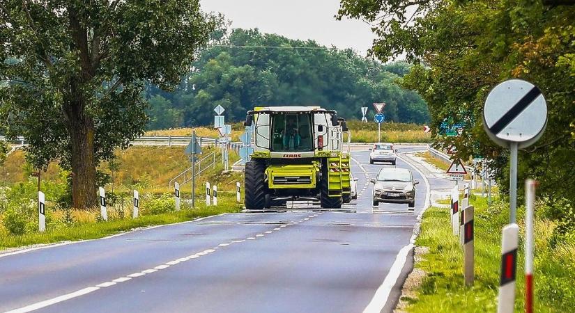 Amikor a traktoré a főszerep az úton: így kerüld el a nyári aratás veszélyeit az autóban ülve