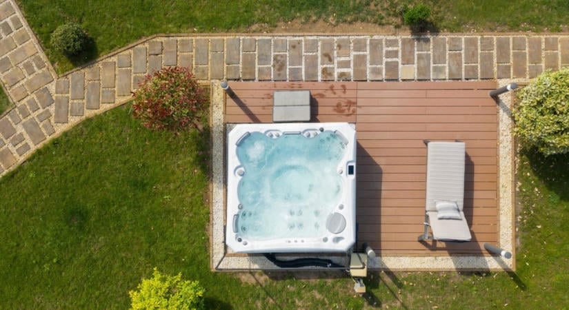 Egy magyar jacuzzigyártó cég tulajdonosa árulja hárommilliárd forintért a budai luxusvilláját