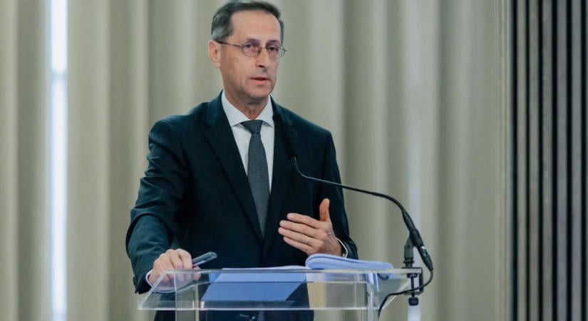 Varga Mihály iratokat adott át a Matolcsy-féle MNB működéséről