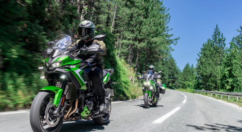 Bivalyerős ajánlattal száll be a Kawasaki a közepes sporttúrák piacára – Bemutatták a vadonatúj Versys 900-at