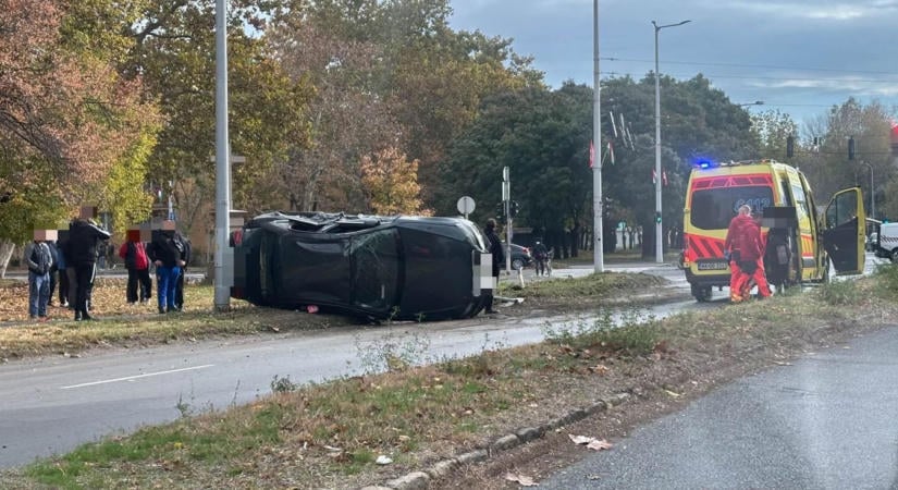 Többször megpördült, majd az oldalára borult egy autó Kecskeméten – fotóval