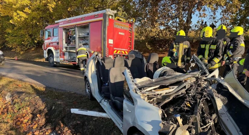 Tizenhatan utaztak az árokba csapódott buszon, egy ember a roncsok közé szorult