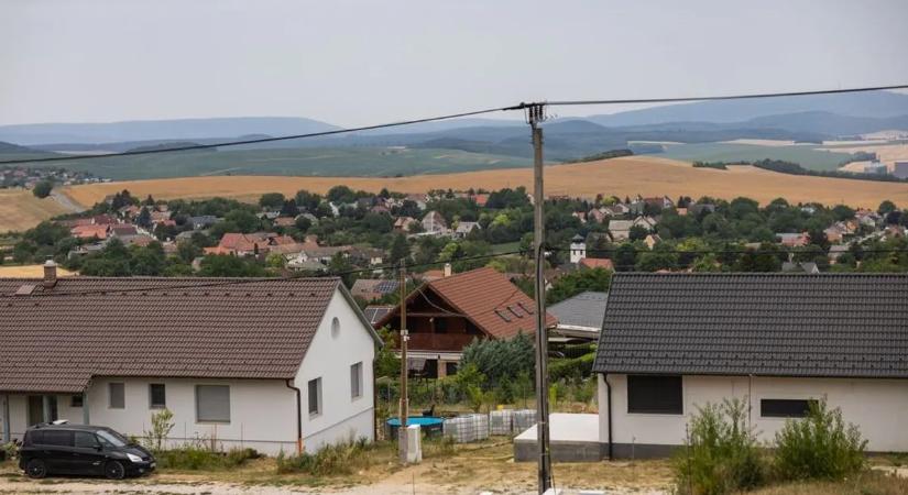 Vízhiány sújtotta falvak: edényekkel, lajtos kocsikkal és 1800 üveg vízzel készültek a lakók