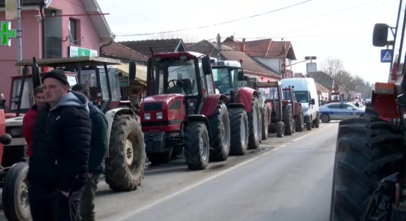 Ötórás útzárlatot jelentettek be mára a gazdák az Újvidék és Nagybecskerek közötti útszakaszon