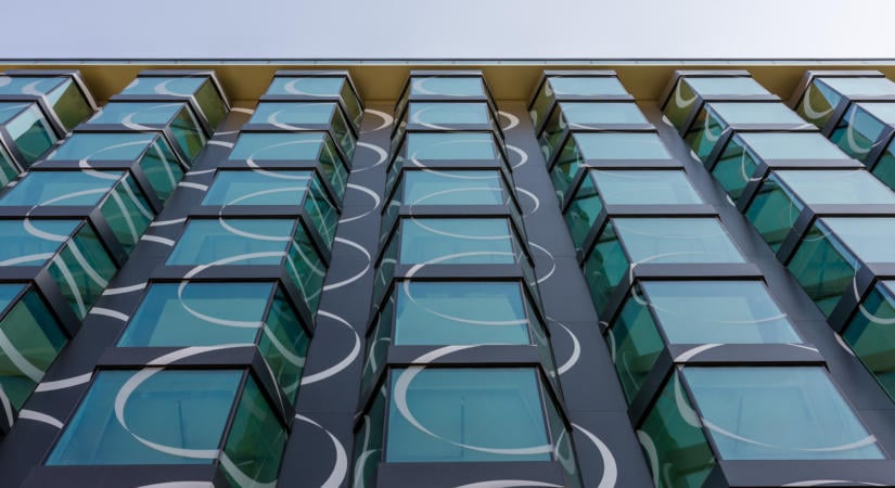 Egyedüli magyar projektként pályázik a Sofitel Hotel a Dalux Award 2026 elismerésére – Tekintsék meg videón is!