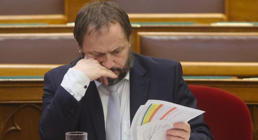 Fő a feje Kármán Andrásnak: 1800 milliárd forintot kell találni a magyar költségvetésben, az elemző sokkoló képet festett a valós helyzetről – a piac már beárazta a Tisza megszorításait