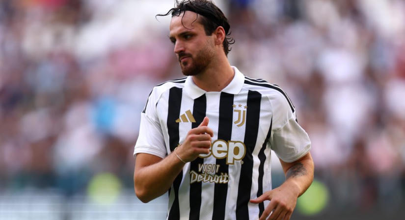Egy berohanó szurkoló úgy felrúgta a Juventus játékosát, hogy edzeni se tudott