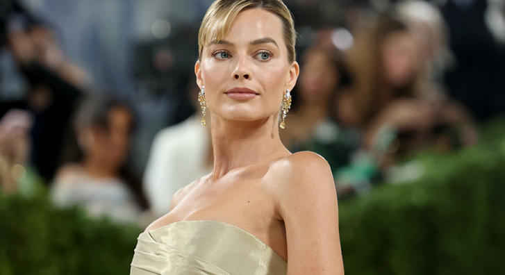 Margot Robbie ragyogott a zuhogó esőben is, Párizsban kapták lencsevégre